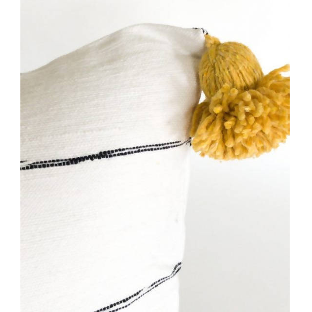 Housse de coussin blanche et jaune avec pompon 