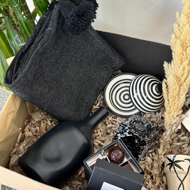 Tayniwt gift box with chocolate box