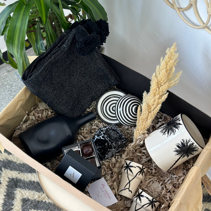 Tayniwt gift box with chocolate box