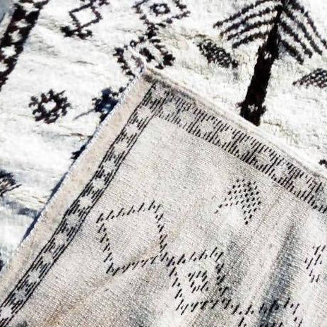 Black & White Moroccan Carpet with Berber Patterns-Coopérative Bakiz-MyTindy