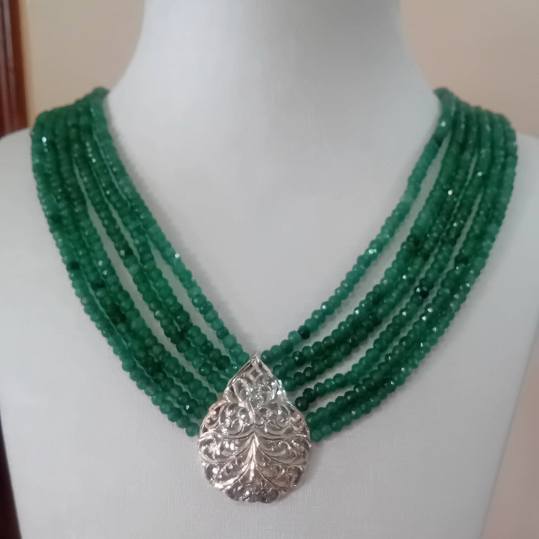 Green necklace with Majdoul