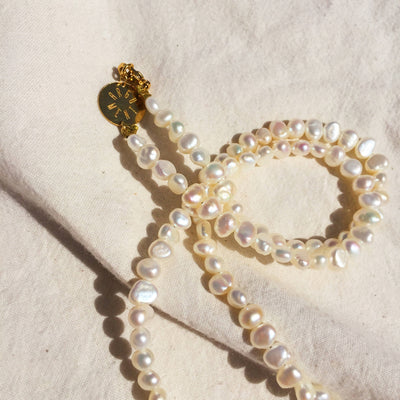 Sautoir perles de nacre MAIN FERMÉE-ARGUMENT-MyTindy