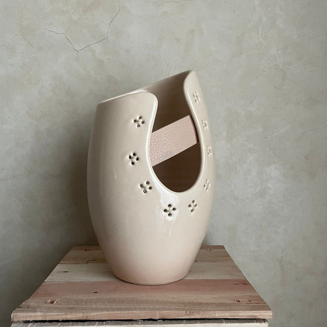 Bergere Vase