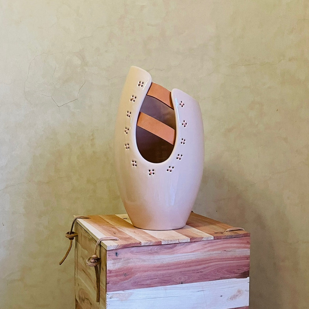 Bergere Vase