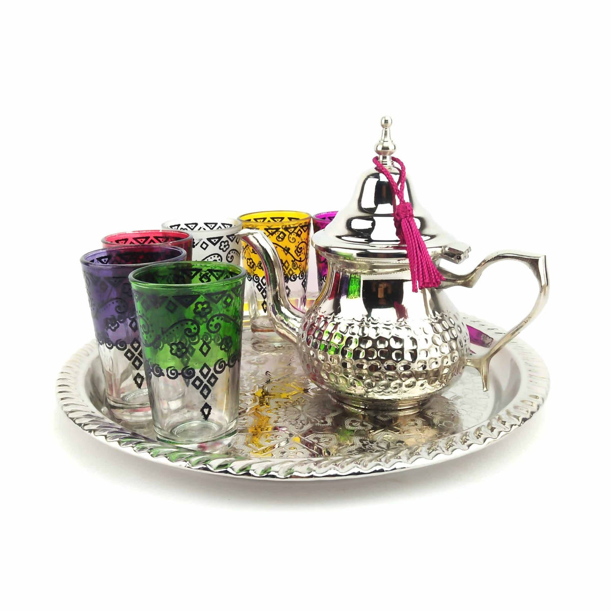 Service à thé marocain gravé Medium : théière argentée avec filtre intégré et porte-théière, 4 verres à thé multicolores et plateau en argent, fait à la main au Maroc, coffret cadeau à Service à thé marocain gravé Medium : théière argentée avec filtre intégré et porte-théière, 4 verres à thé multicolores et plateau en argent, fait à la main au Maroc, coffret cadeau à