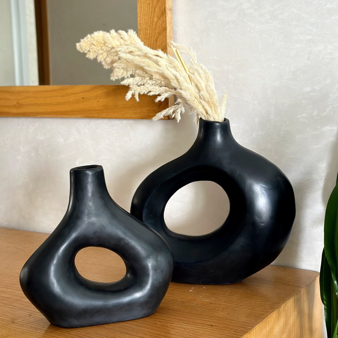 Duo of black Tifawin and black Tanara + pampas vase