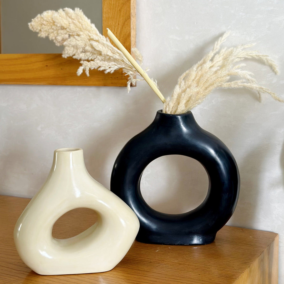 Duo Tanara cream vase and black Tafoukt vase + pampas