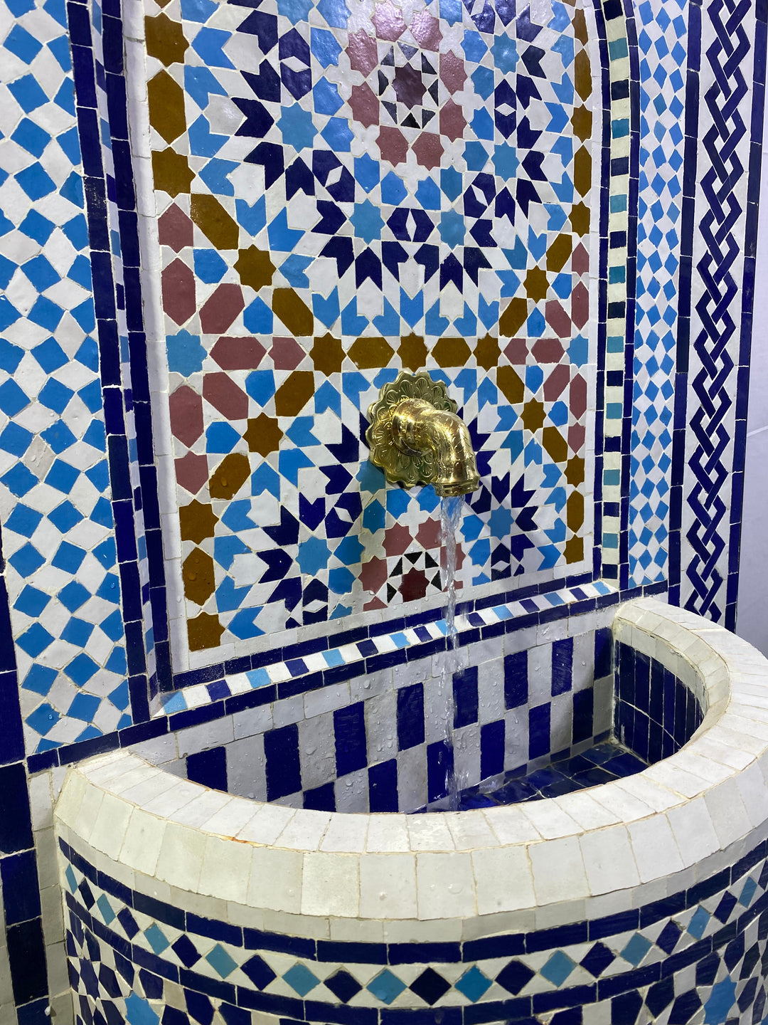 Fountain for garden,Moorish mosaic tile fountain Mosaic Artwork, water inside fountain, Moroccan Mosaic Fountain, terrace Indoor Decor.