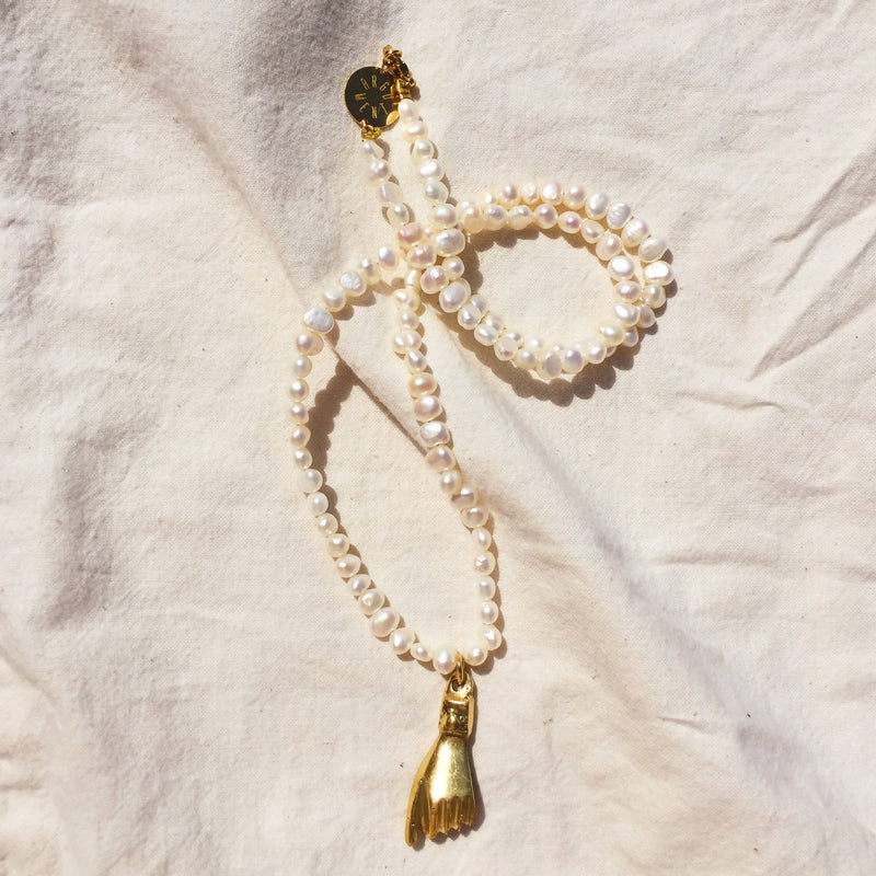 Sautoir perles de nacre MAIN FERMÉE-ARGUMENT-MyTindy
